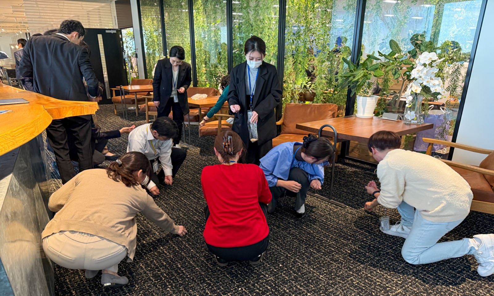 写真10: 豆まきを実施