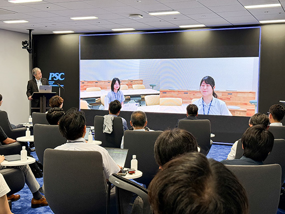 写真02_01: パートナー会を実施。