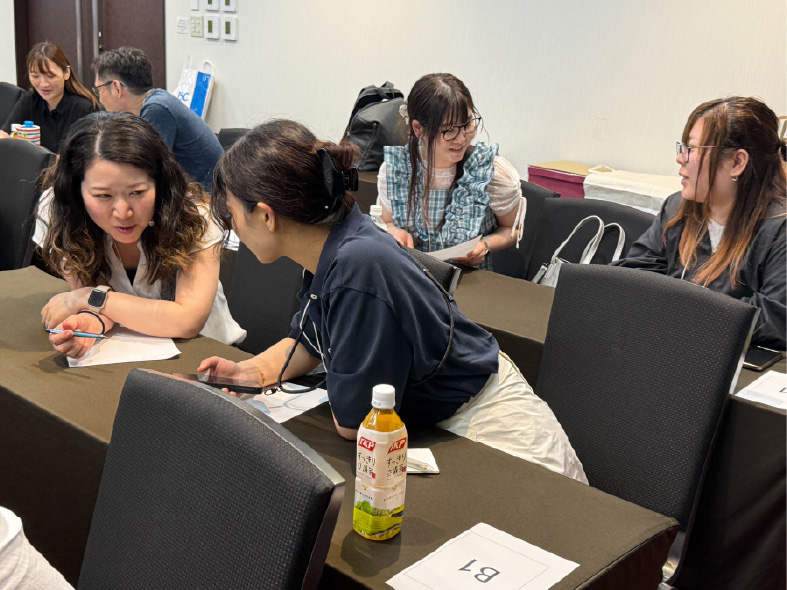 写真17: Outsourcing 事業部コミュニケーションMTGを実施。