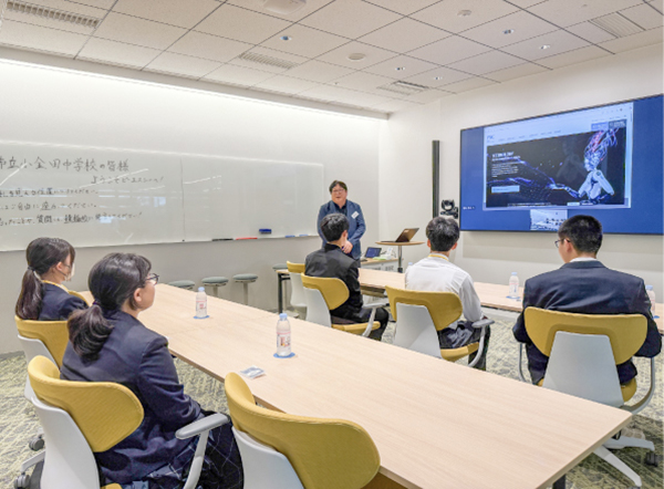 写真04: 次世代育成を目的とした「職場見学会」を実施。