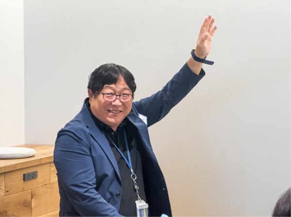 写真05: 次世代育成を目的とした「職場見学会」を実施。