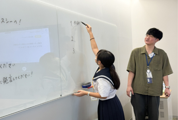 写真08: 次世代育成を目的とした「職場見学会」を実施。