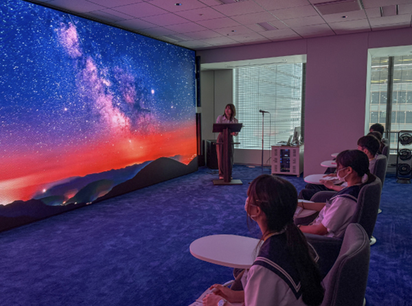 写真14: 次世代育成を目的とした「職場見学会」を実施。