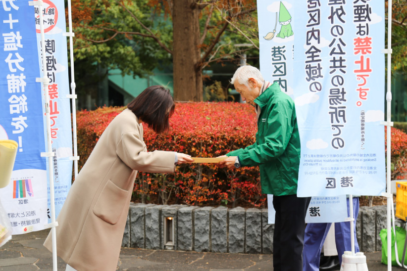 写真09: 「芝地区クリーンキャンペーン～路上喫煙ゼロのまち！～」に3年連続参加、その功績が認められ、感謝状を授与。