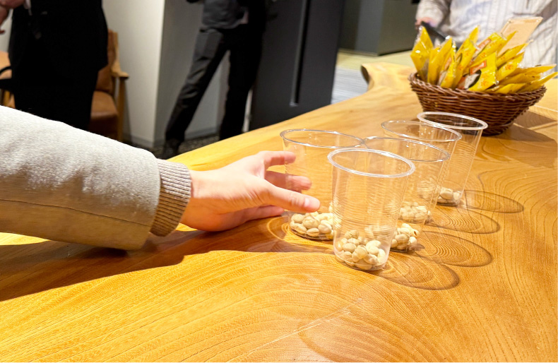 写真04: 豆まきを実施