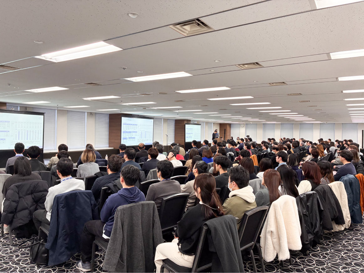 写真17: Outsourcing 事業部コミュニケーションMTGを実施。