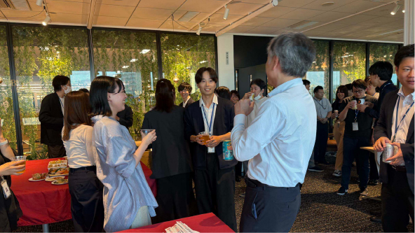 コミュニケーション懇親会で交流する参加者