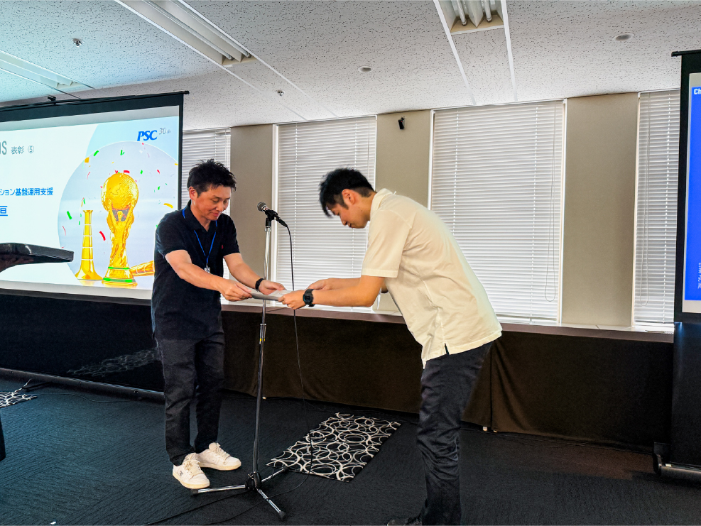 表彰式で記念品を手渡す様子